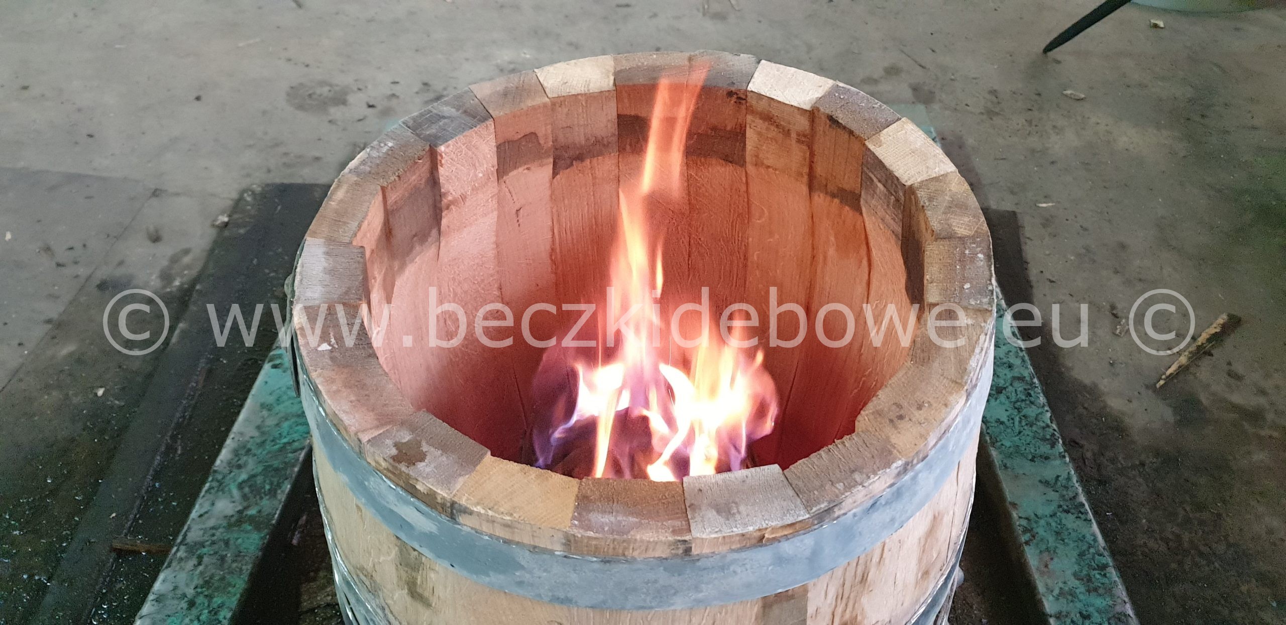 wypalanie beczki dębowej